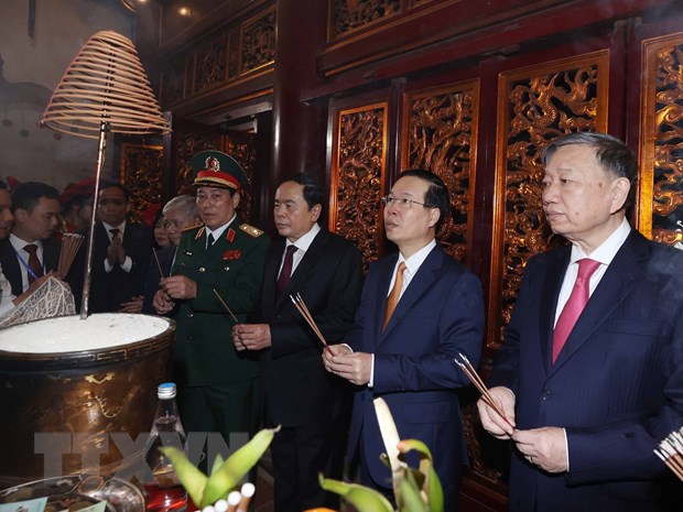 Chủ tịch nước Võ Văn Thưởng dâng hương Giỗ Tổ Hùng Vương năm 2023 hình ảnh 2 Chu tich nuoc Vo Van Thuong dang huong Gio To Hung Vuong nam 2023 hinh anh 2