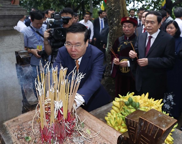 Chủ tịch nước Võ Văn Thưởng dâng hương Giỗ Tổ Hùng Vương năm 2023 hình ảnh 3 Chu tich nuoc Vo Van Thuong dang huong Gio To Hung Vuong nam 2023 hinh anh 3