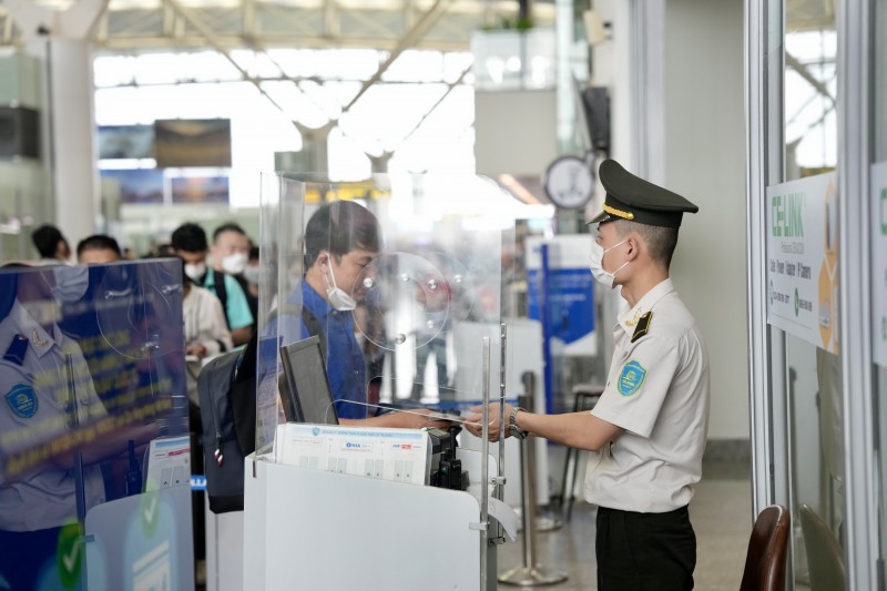 Lượng khách tăng cao, sân bay Nội Bài nâng mức kiểm soát an ninh hàng không Lượng khách tăng cao, sân bay Nội Bài nâng mức kiểm soát an ninh hàng không