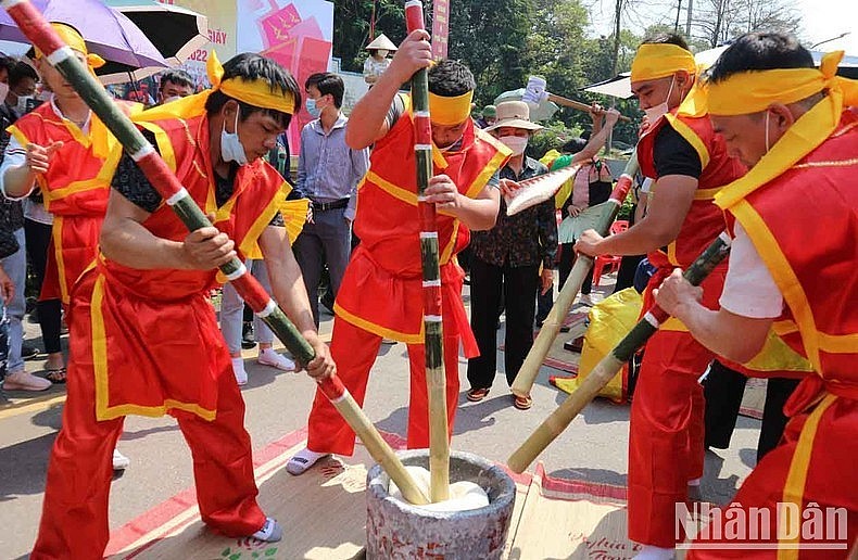 Thi giã bánh dày dâng lên các Vua Hùng ngày Giỗ Tổ. Thi giã bánh dày dâng lên các Vua Hùng ngày Giỗ Tổ.