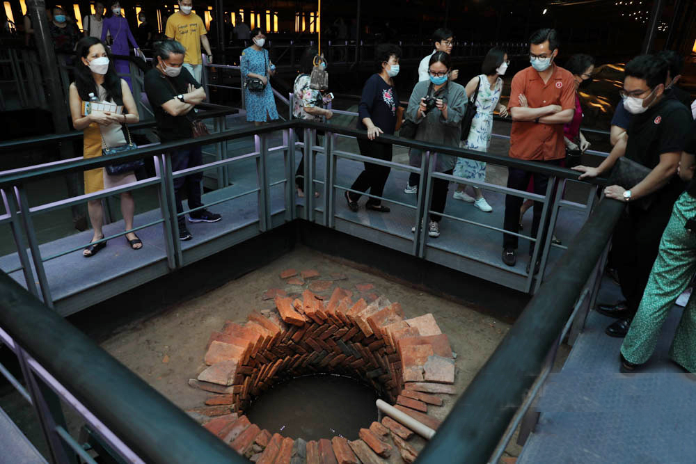 Kh&amp;aacute;ch du lịch tham gia tour đ&amp;ecirc;m Ho&amp;agrave;ng th&amp;agrave;nh Thăng Long. Ảnh: Lại Tấn