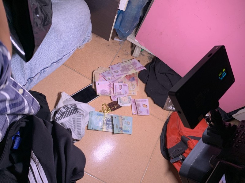 Tang vật liên quan công an thu giữ khi bắt các đối tượng. Ảnh: A.H Tang vật liên quan công an thu giữ khi bắt các đối tượng. Ảnh: A.H