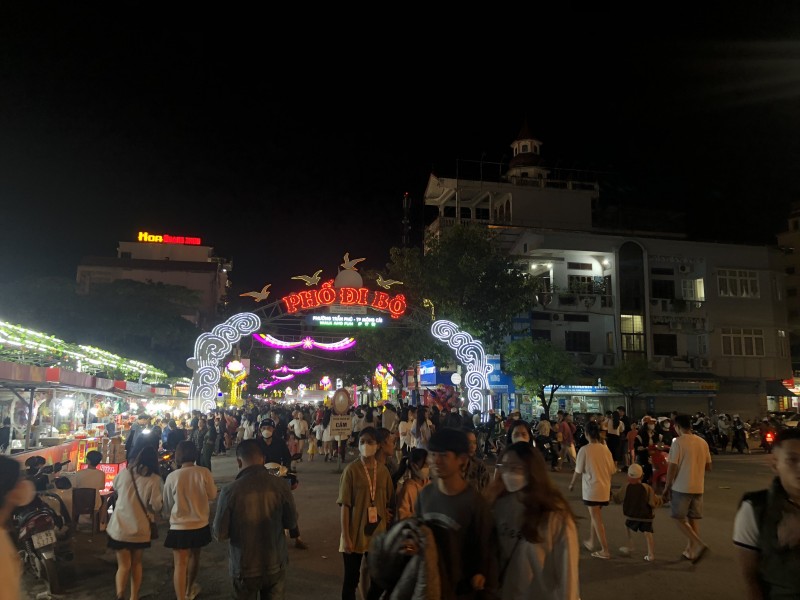 Phố đi bộ thu hút nhiều khách du lịch Phố đi bộ thu hút nhiều khách du lịch