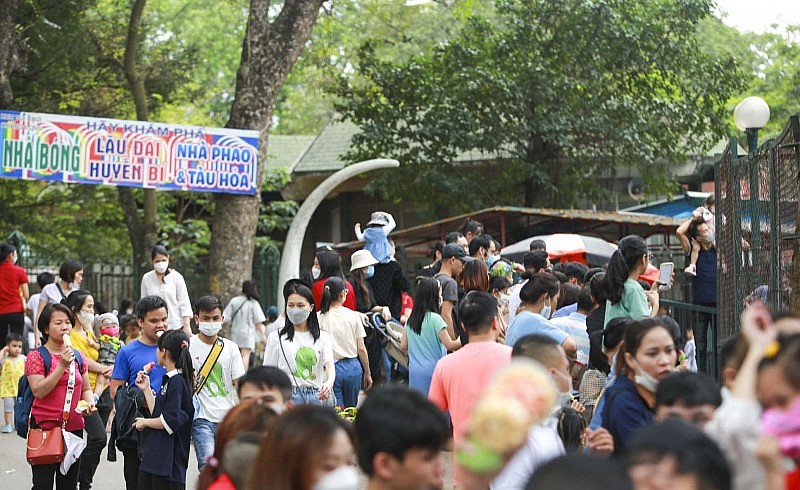 Hà Nội: Nghỉ lễ kéo dài, nhiều điểm vui chơi, giải trí người “chật như nêm” Hà Nội: Nghỉ lễ kéo dài, nhiều điểm vui chơi, giải trí người “chật như nêm”