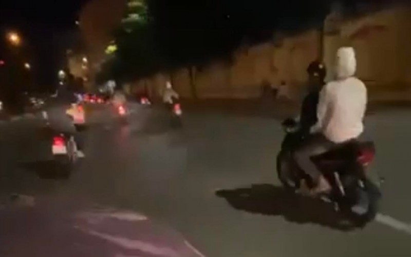 Xử lý nhiều “quái xế” tuổi học sinh gây náo loạn phố cổ Xử lý nhiều “quái xế” tuổi học sinh gây náo loạn phố cổ