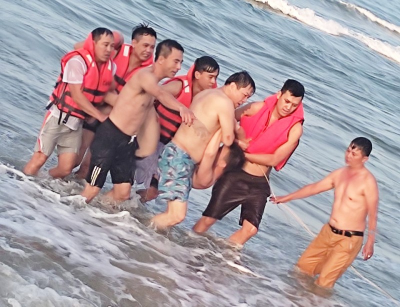 Thừa Thiên Huế: Kịp thời cứu nhiều du khách đuối nước khi tắm biển