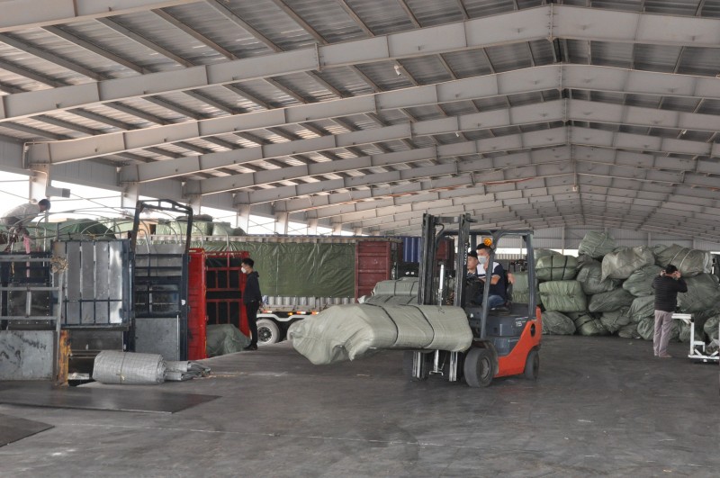 Bốc xếp hàng hóa tại bãi kiểm hóa Lối mở cầu phao tạm Km3+4 Hải Yên (Ảnh Cổng TTĐT Móng Cái) Bốc xếp hàng hóa tại bãi kiểm hóa Lối mở cầu phao tạm Km3+4 Hải Yên (Ảnh Cổng TTĐT Móng Cái)