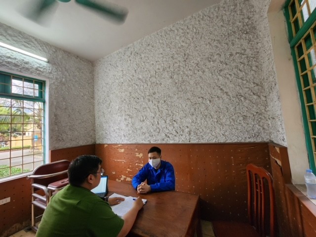 Đối tượng Đinh Minh Tuấn đang khai nhận trước cơ quan điều tra Đối tượng Đinh Minh Tuấn đang khai nhận trước cơ quan điều tra