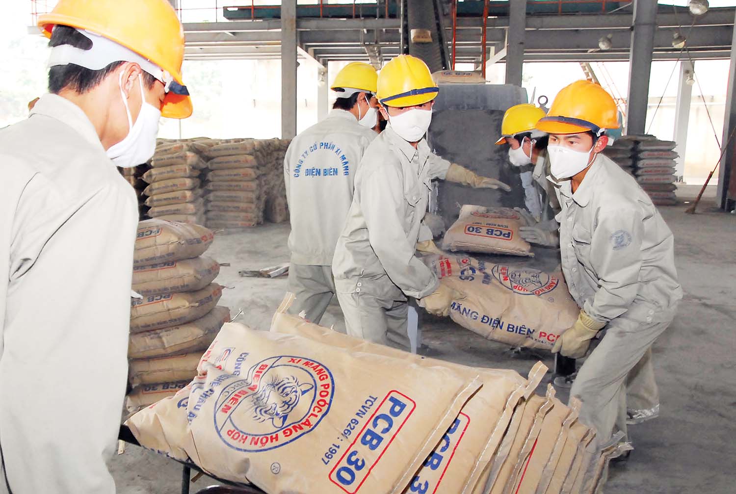 Tiêu thụ giảm sút, trong khi nguồn cung tiếp tục tăng đang tạo áp lực rất lớn với doanh nghiệp xi măng  	Ảnh: Đ.T