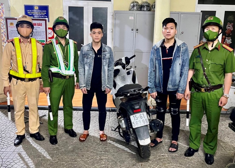 Nguyễn Văn Phú và Đào Quang Huy tại Đội Cảnh sát giao thông - trật tự, Công an quận Hồng Bàng. Ảnh: Công an TP.Hải Phòng Nguyễn Văn Phú và Đào Quang Huy tại Đội Cảnh sát giao thông - trật tự, Công an quận Hồng Bàng. Ảnh: Công an TP.Hải Phòng