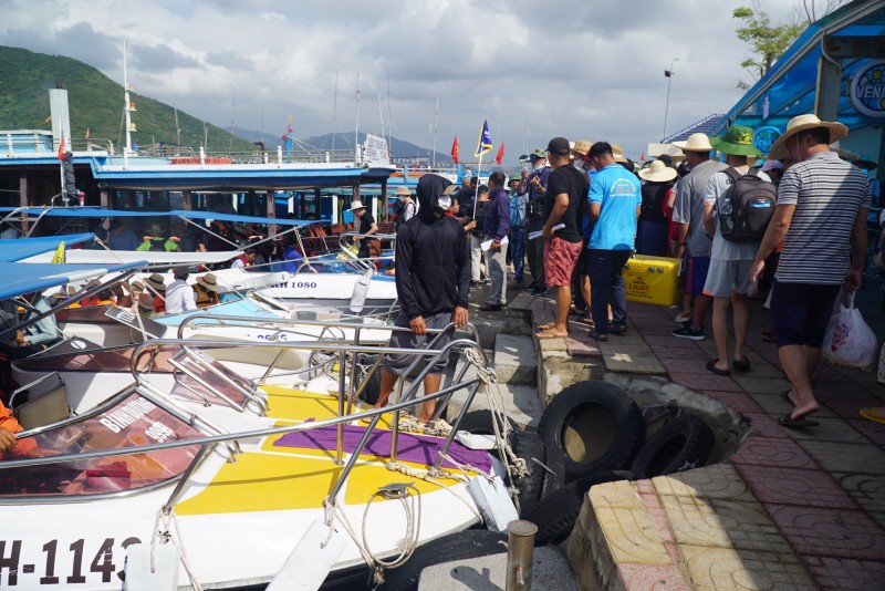 Khánh Hòa đón gần 800.000 lượt khách trong dịp lễ 30/4 - 1/5 Khánh Hòa đón gần 800.000 lượt khách trong dịp lễ 30/4 - 1/5