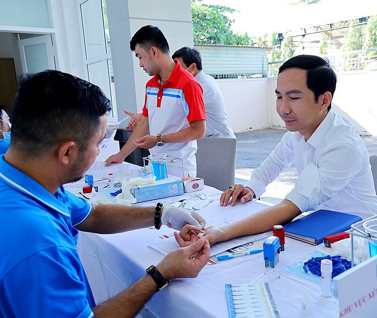 Đại diện Ban giám đốc KVT tham gia hiến máu cùng tuổi trẻ và NLĐ Đại diện Ban giám đốc KVT tham gia hiến máu cùng tuổi trẻ và NLĐ