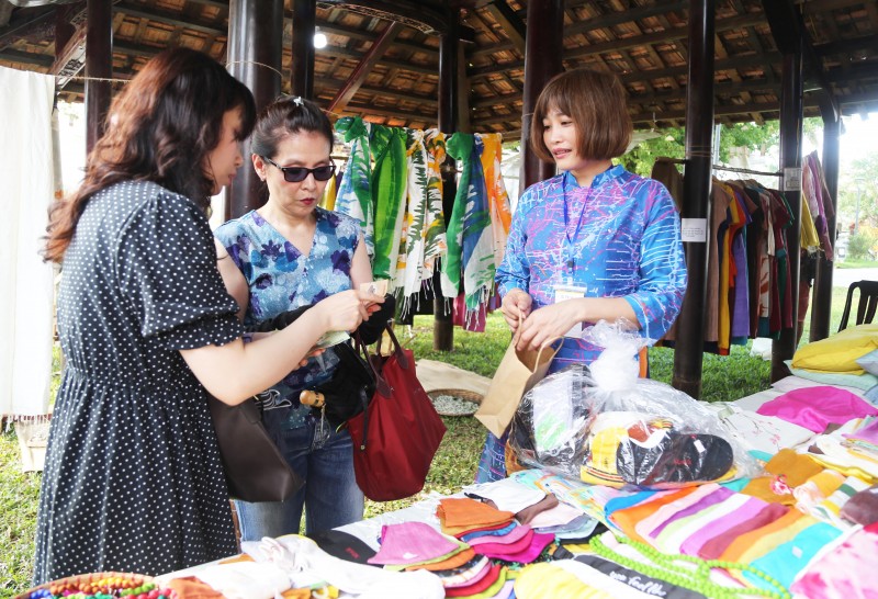 Festival nghề truyền thống Huế 2023 đạt doanh thu hơn 20 tỷ đồng Festival nghề truyền thống Huế 2023 đạt doanh thu hơn 20 tỷ đồng