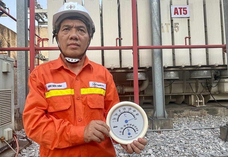 Lính truyền tải căng mình đảm bảo điện mùa nắng nóng 2023 Lính truyền tải căng mình đảm bảo điện mùa nắng nóng 2023