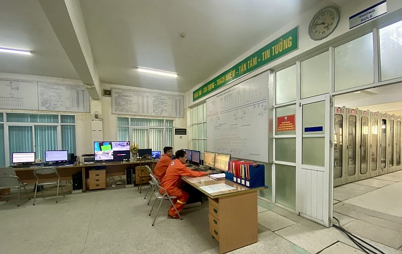 Lính truyền tải căng mình đảm bảo điện mùa nắng nóng 2023 Lính truyền tải căng mình đảm bảo điện mùa nắng nóng 2023