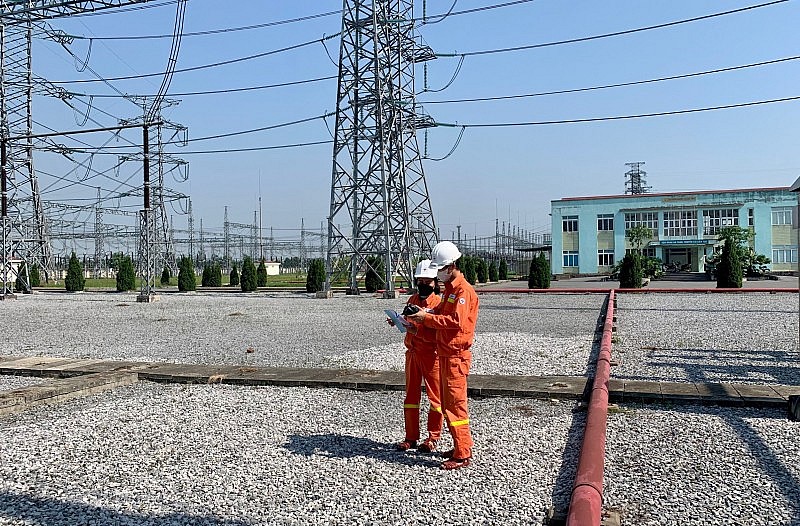 Lính truyền tải căng mình đảm bảo điện mùa nắng nóng 2023 Lính truyền tải căng mình đảm bảo điện mùa nắng nóng 2023