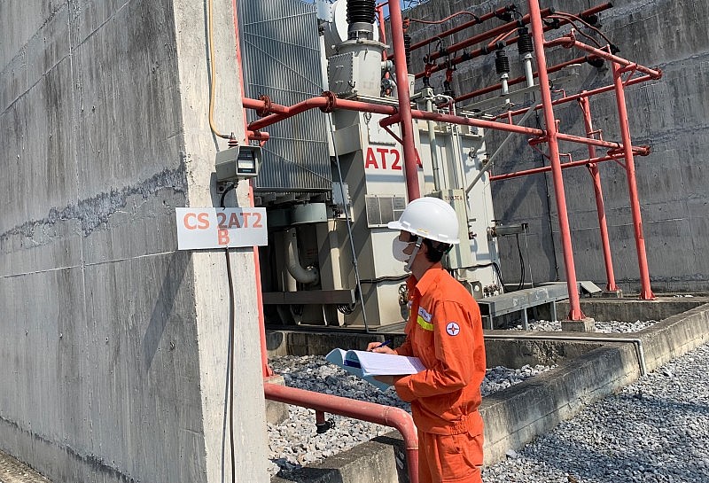 Lính truyền tải căng mình đảm bảo điện mùa nắng nóng 2023 Lính truyền tải căng mình đảm bảo điện mùa nắng nóng 2023