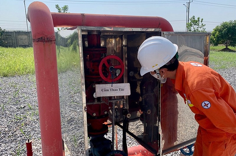 Lính truyền tải căng mình đảm bảo điện mùa nắng nóng 2023 Lính truyền tải căng mình đảm bảo điện mùa nắng nóng 2023