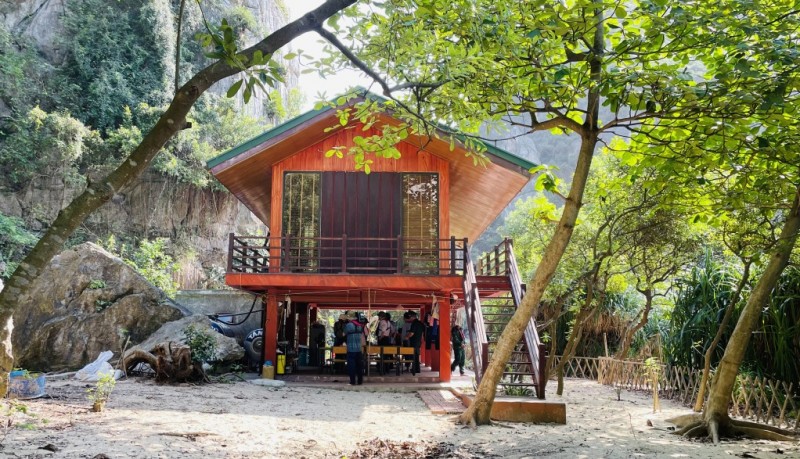 Công trình xây dựng trái phép trên đảo Mắt Rồng (TP Hạ Long). (Ảnh QMG(