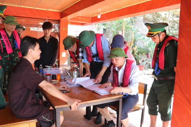 Bí thư Tỉnh ủy Quảng Ninh Nguyễn Xuân Ký cùng đoàn công tác kiểm tra hiện trạng cơ sở vật chất của công trình trên đảo Mắt Rồng. (Ảnh: QMG)