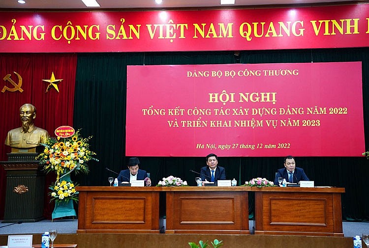 Ngành công thương kết hợp chặt chẽ giữa “xây” và “chống” trong bảo vệ nền tảng tư tưởng của Đảng Ngành công thương kết hợp chặt chẽ giữa “xây” và “chống” trong bảo vệ nền tảng tư tưởng của Đảng