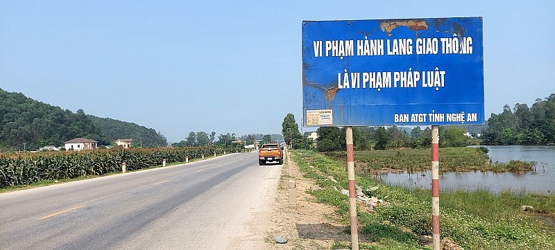 Hàng trăm container chiếm cả hành lang giao thông ở Nghệ An tái diễn: Chẳng lẽ bó tay? Hàng trăm container chiếm cả hành lang giao thông ở Nghệ An tái diễn: Chẳng lẽ bó tay?