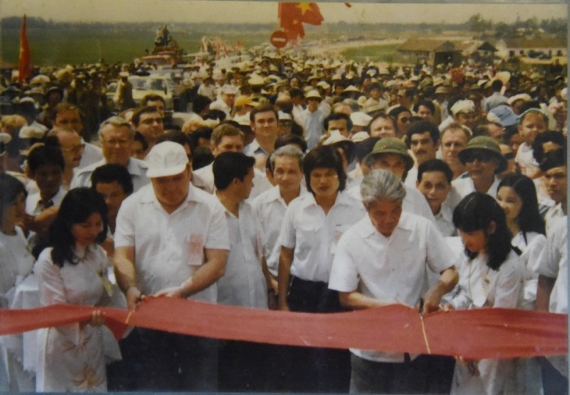 Ngày 9/5/1985, người dân hai bờ sông Hồng thuộc huyện Đông Anh và Từ Liêm đón sự kiện trọng đại: Khánh thành và thông xe cầu Thăng Long. Trong ảnh là Phó chủ tịch Hội đồng bộ trưởng Đỗ Mười và Đại sứ Liên Xô tại lễ cắt băng khánh thành cây cầu. Ngày 9/5/1985, người dân hai bờ sông Hồng thuộc huyện Đông Anh và Từ Liêm đón sự kiện trọng đại: Khánh thành và thông xe cầu Thăng Long. Trong ảnh là Phó chủ tịch Hội đồng bộ trưởng Đỗ Mười và Đại sứ Liên Xô tại lễ cắt băng khánh thành cây cầu.