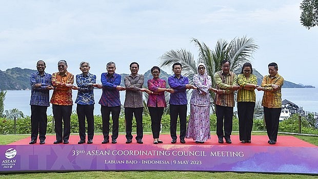 Bộ trưởng Ngoại giao các nước ASEAN cùng Bộ trưởng Ngoại giao Timor-Leste (tham dự với tư cách quan sát viên) và Tổng thư ký ASEAN chụp ảnh lưu niệm. Bộ trưởng Ngoại giao các nước ASEAN cùng Bộ trưởng Ngoại giao Timor-Leste (tham dự với tư cách quan sát viên) và Tổng thư ký ASEAN chụp ảnh lưu niệm.