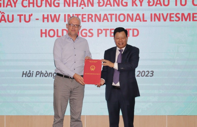 trao Giấy chứng nhận đăng ký đầu tư cho Nhà đầu tư HW International Investment Holdings Pte.Ltd. trao Giấy chứng nhận đăng ký đầu tư cho Nhà đầu tư HW International Investment Holdings Pte.Ltd.