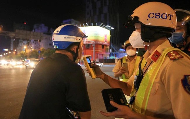 cảnh sát giao thông sẽ thường xuyên thay đổi thời gian, phương thức hoạt động, công khai kết hợp với hóa trang khi kiểm soát nồng độ. cảnh sát giao thông sẽ thường xuyên thay đổi thời gian, phương thức hoạt động, công khai kết hợp với hóa trang khi kiểm soát nồng độ.