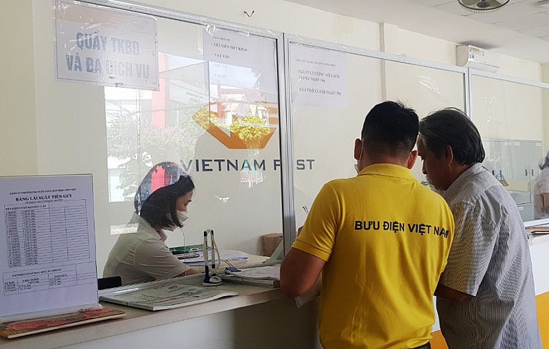 Nhân viên Bưu điện hướng dẫn khách hàng làm thủ tục gửi tiền Tiết kiệm Bưu điện trong sáng 10/5 Nhân viên Bưu điện hướng dẫn khách hàng làm thủ tục gửi tiền Tiết kiệm Bưu điện trong sáng 10/5