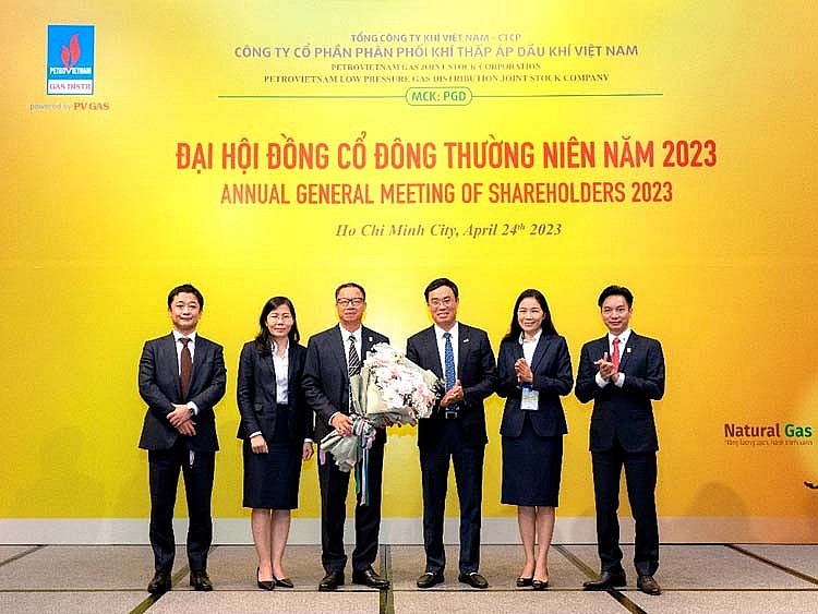 Ông Triệu Quốc Tuấn – Thành viên HĐQT PV GAS và các lãnh đạo PV GAS D tặng hoa tri ân đến ông Trần Trung Chính Ông Triệu Quốc Tuấn – Thành viên HĐQT PV GAS và các lãnh đạo PV GAS D tặng hoa tri ân đến ông Trần Trung Chính