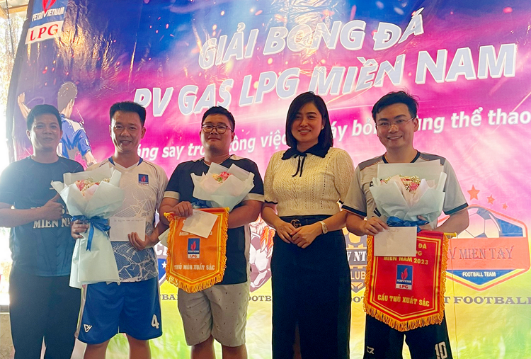 BTC trao Giải thủ môn xuất sắc và Giải cầu thủ xuất sắc nhất BTC trao Giải thủ môn xuất sắc và Giải cầu thủ xuất sắc nhất