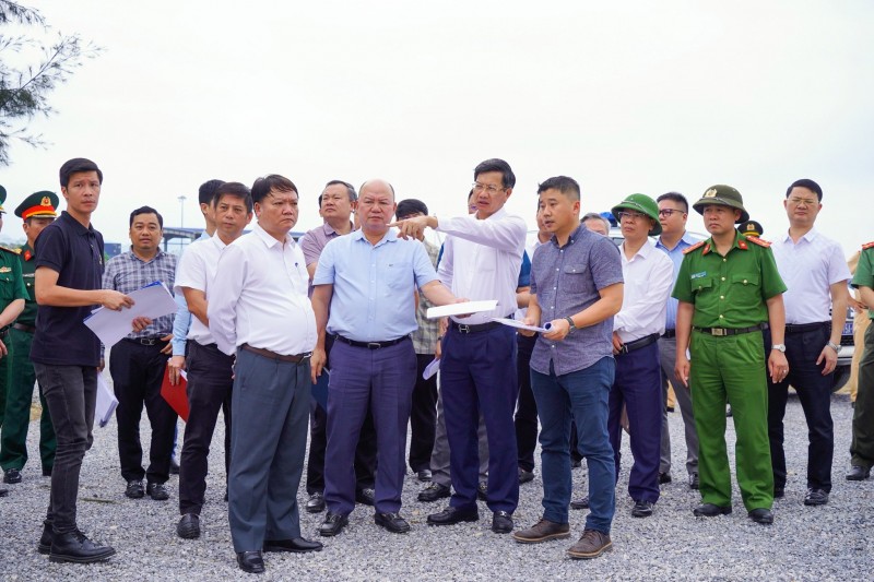 Phó Chủ tịch UBND TP Hải Phòng Lê Anh Quân kiểm tra công tác chuẩn bị lễ khởi công Dự án. Ảnh: Cổng thông tin điện tử TP Hải Phòng. Phó Chủ tịch UBND TP Hải Phòng Lê Anh Quân kiểm tra công tác chuẩn bị lễ khởi công Dự án. Ảnh: Cổng thông tin điện tử TP Hải Phòng.