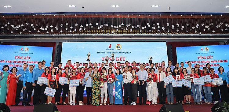 Chia sẻ niềm vui “nỗ lực công tác chuyên môn và nhanh mạnh trên đấu trường thể thao” Chia sẻ niềm vui “nỗ lực công tác chuyên môn và nhanh mạnh trên đấu trường thể thao”