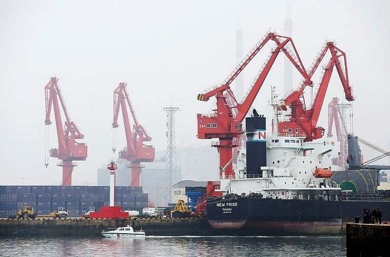 Một tàu chở dầu thô tại cảng Thanh Đảo, tỉnh Sơn Đông, Trung Quốc (ảnh: Reuters) Một tàu chở dầu thô tại cảng Thanh Đảo, tỉnh Sơn Đông, Trung Quốc (ảnh: Reuters)
