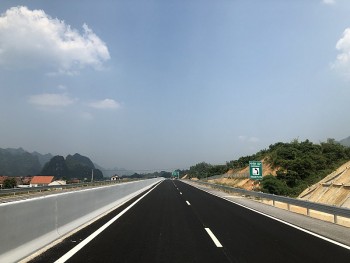 Chuyên gia kinh tế: Thu phí đường cao tốc xây bằng ngân sách là vô lý