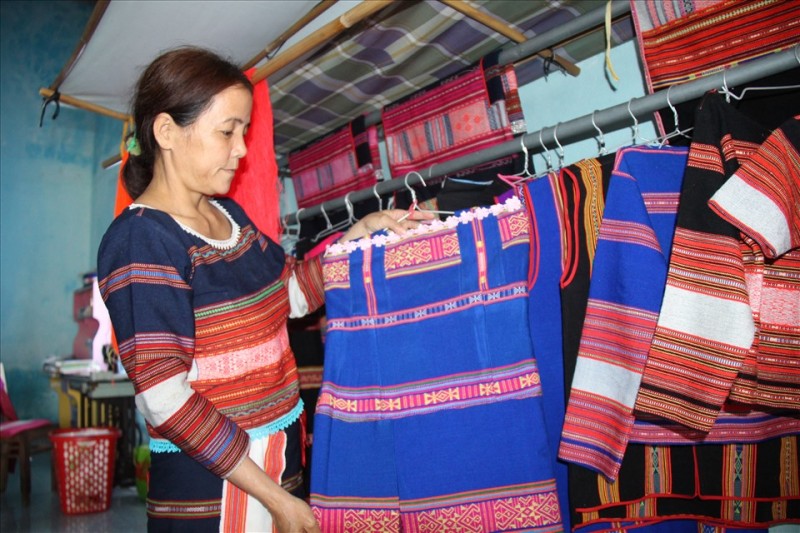 Bình Định: Xây dựng thương hiệu dệt thổ cẩm của đồng bào Ba Na Bình Định: Xây dựng thương hiệu dệt thổ cẩm của đồng bào Ba Na