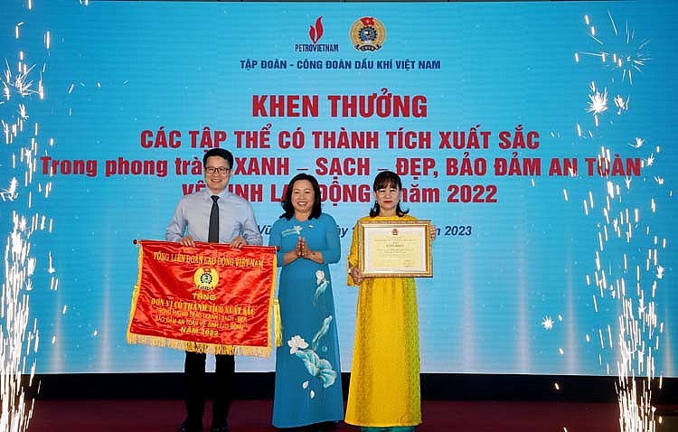 Chủ tịch Công đoàn cơ sở Chi nhánh Khí Hải Phòng (trái) nhận Cờ thi đua của Tổng Liên đoàn Lao động Việt Nam cho tập thể có thành tích xuất sắc trong phong trào “Xanh - sạch - đẹp, đảm bảo an toàn vệ sinh lao động” năm 2022 Chủ tịch Công đoàn cơ sở Chi nhánh Khí Hải Phòng (trái) nhận Cờ thi đua của Tổng Liên đoàn Lao động Việt Nam cho tập thể có thành tích xuất sắc trong phong trào “Xanh - sạch - đẹp, đảm bảo an toàn vệ sinh lao động” năm 2022