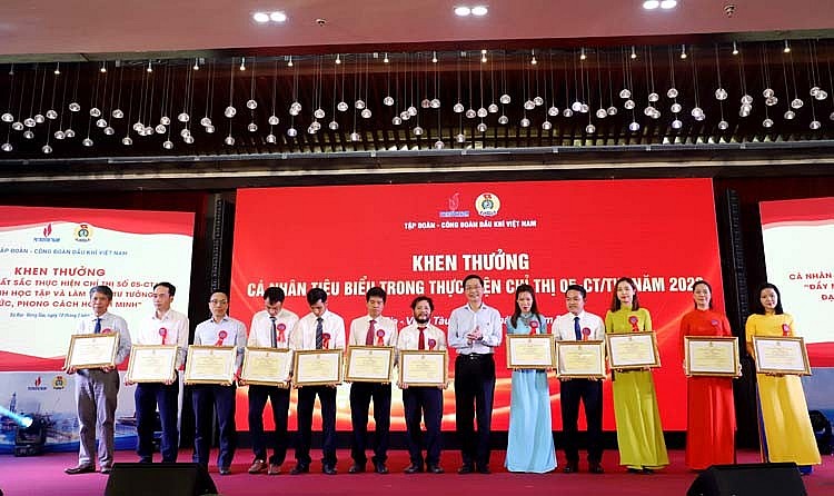 CĐ DKVN biểu dương, khen thưởng các cá nhân xuất sắc trong thực hiện Chỉ thị 05 của Bộ Chính trị về “Đẩy mạnh học tập và làm theo tư tưởng, đạo đức, phong cách Hồ Chí Minh” năm 2022 CĐ DKVN biểu dương, khen thưởng các cá nhân xuất sắc trong thực hiện Chỉ thị 05 của Bộ Chính trị về “Đẩy mạnh học tập và làm theo tư tưởng, đạo đức, phong cách Hồ Chí Minh” năm 2022