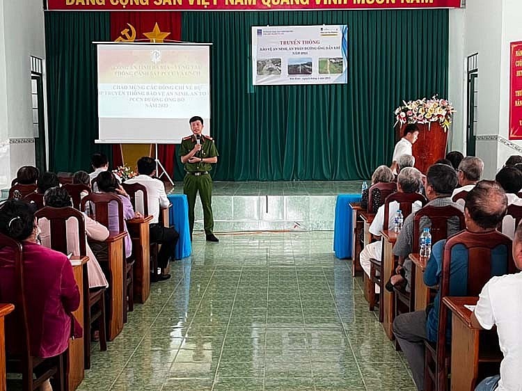 Đông đảo người dân lắng nghe chương trình truyền thông bảo đảm an ninh, an toàn đường ống khí trên bờ Đông đảo người dân lắng nghe chương trình truyền thông bảo đảm an ninh, an toàn đường ống khí trên bờ