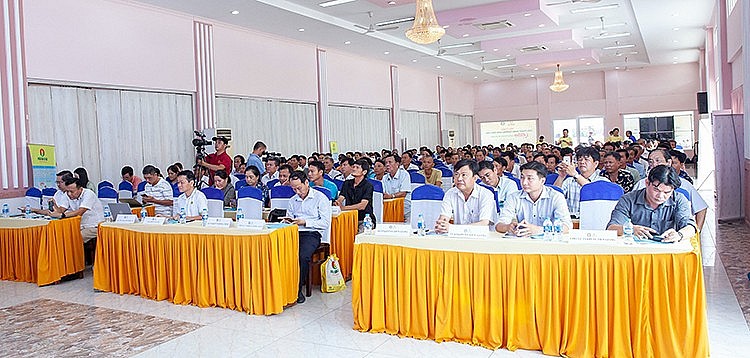 Hội thảo với khoảng 150 nông dân khu vực Đồng Tháp, Tiền Giang và Long An tham dự Hội thảo với khoảng 150 nông dân khu vực Đồng Tháp, Tiền Giang và Long An tham dự