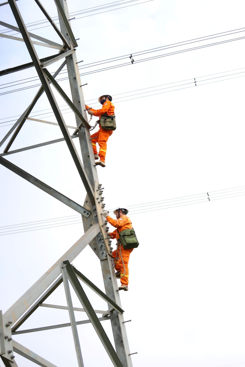 Đảm bảo an toàn cho lưới truyền tải điện quốc gia trong mùa nắng nóng Đảm bảo an toàn cho lưới truyền tải điện quốc gia trong mùa nắng nóng