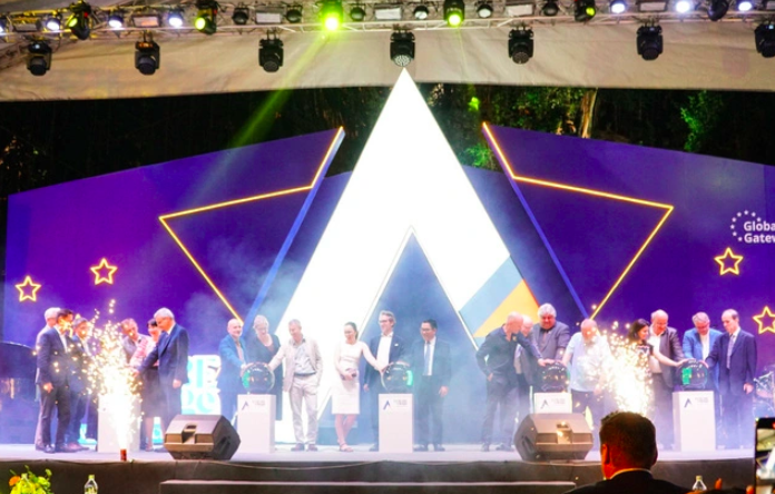 Đại sứ và đại biện lâm thời các quốc gia thành viên EU tại Việt Nam trong lễ khai mạc sự kiện Ngôi làng châu Âu hôm 12/5 Đại sứ và đại biện lâm thời các quốc gia thành viên EU tại Việt Nam trong lễ khai mạc sự kiện Ngôi làng châu Âu hôm 12/5