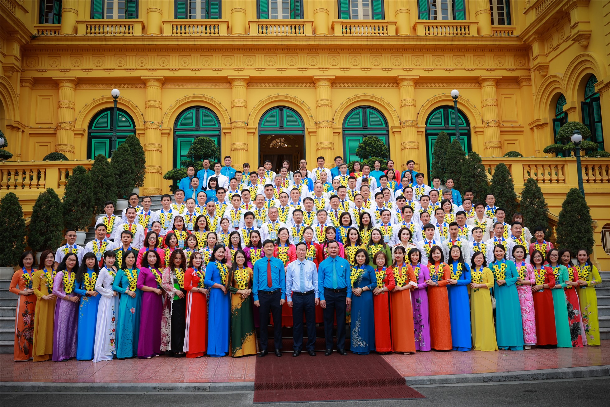 Chủ tịch nước Võ Văn Thưởng chụp ảnh lưu niệm cùng các điển hình tiên tiến. Ảnh: Hải Nguyễn