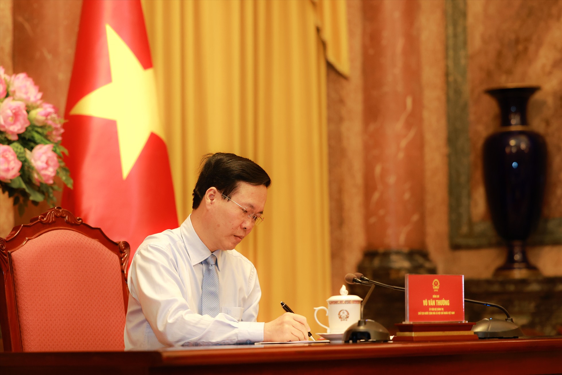 Chủ tịch nước Võ Văn Thưởng chăm chú lắng nghe chia sẻ của các điển hình tiên tiến. Ảnh: Hải Nguyễn