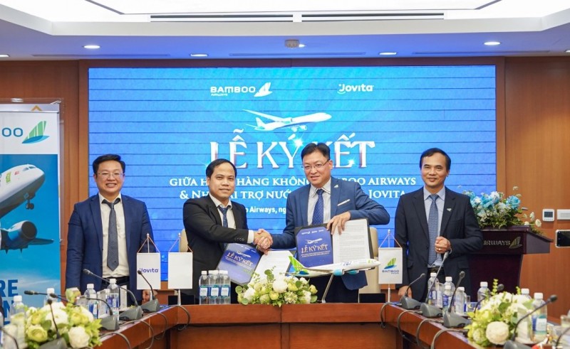 Ông Hoàng Tuấn Anh - Chủ tịch Jovita và ông Trương Phương Thành - Phó Tổng giám đốc Bamboo Airways ký kết thoả thuận hợp tác chiến lược giữa đôi bên Ông Hoàng Tuấn Anh - Chủ tịch Jovita và ông Trương Phương Thành - Phó Tổng giám đốc Bamboo Airways ký kết thoả thuận hợp tác chiến lược giữa đôi bên