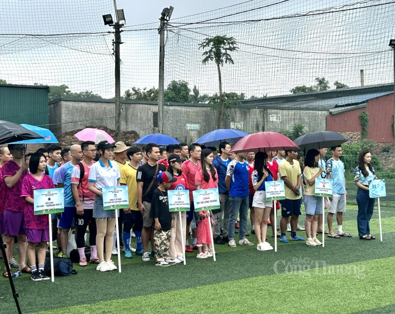 Chủ tịch Công đoàn Bộ Công Thương Nguyễn Minh Huệ, Chủ tịch Ủy ban Cạnh tranh Quốc gia Lê Triệu Dũng, Bí thư Đoàn Thanh niên Bộ Công Thương Phạm Khắc Huy trao Cup vàng và cờ thi đua cho Đội bóng Cơ quan Tổng cục Quản lý thị trường