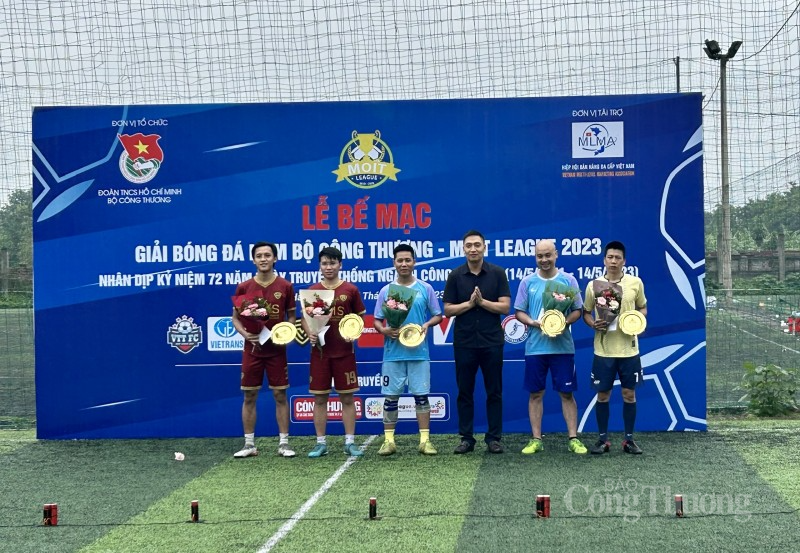Ban Tổ chức trao giải các cầu thủ có bàn thắng đẹp nhất tại Giải bóng đá MOIT League 2023