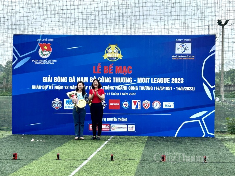 Bà Nguyễn Minh Huệ, Chủ tịch Công đoàn Bộ lên trao Giải cho đại diện đội cổ động viên